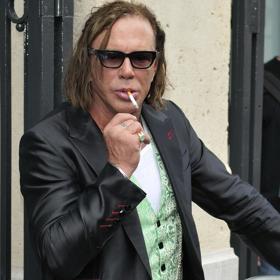 Dnes však připomíná postavu ze strašidelného filmu. 