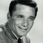 Peter Michael Falk byl americký herec židovského původu, který nejvíce proslul rolí poručíka Columba.