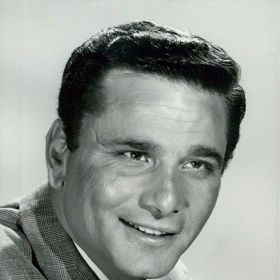 Peter Michael Falk byl americký herec židovského původu, který nejvíce proslul rolí poručíka Columba.