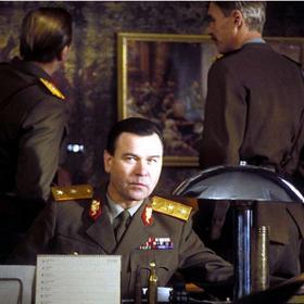 Černými barony byli nazýváni příslušníci Pomocného technického praporu, čili osoby označené za politicky nevyhovující. Ale i na chmurnou stránku historie se lze dívat s humorem, jak dokázal autor stejnojmenné knižní předlohy filmu, Miroslav Švandrlík. Na snímku herec Václav Postránecký.