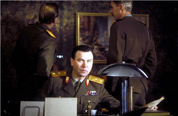 Černými barony byli nazýváni příslušníci Pomocného technického praporu, čili osoby označené za politicky nevyhovující. Ale i na chmurnou stránku historie se lze dívat s humorem, jak dokázal autor stejnojmenné knižní předlohy filmu, Miroslav Švandrlík. Na snímku herec Václav Postránecký.