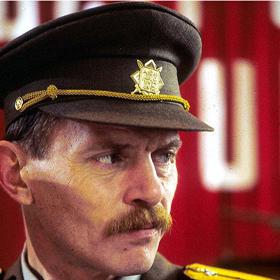 U Černých baronů sloužil i režisér filmu Zdenek Sirový. Na tu dobu vzpomínal jen velmi nerad. Na snímku Jiří Schmitzer.