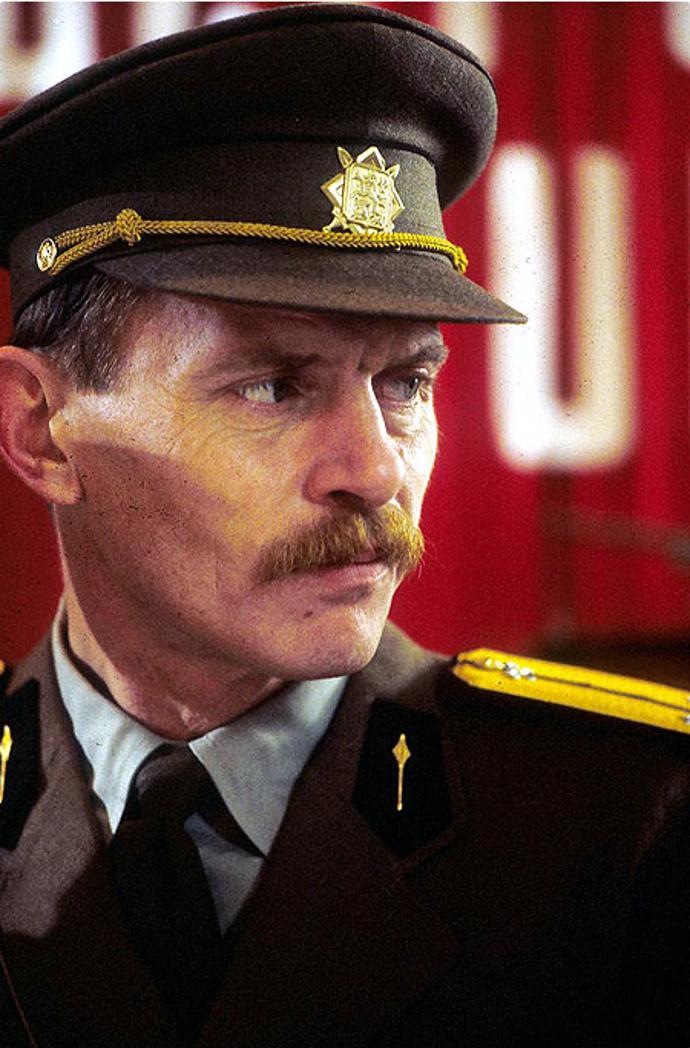 U Černých baronů sloužil i režisér filmu Zdenek Sirový. Na tu dobu vzpomínal jen velmi nerad. Na snímku Jiří Schmitzer.