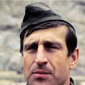 Herec Václav Vydra prohlásil, že ve filmu Černí baroni je vše vymyšlené, včetně všech vtípků.