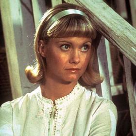 Krásná Sandy prožije s budoucím maturantem Dannym letní románek. On se se svým zážitkem samozřejmě nezapomene pochlubit kamarádům. To ještě netuší, že na jeho školu přestoupí právě Sandy, která ale zároveň neví, že ji navštěvuje i její prázdninová láska.