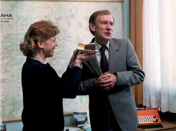 Všichni musí být v pyžamu: Řehoř Maršíček se po infarktu rozhodne vzít místo revizora nemocných. To ale ještě neví, že ho budou čekat daleko větší nervy než v původním zaměstnání. 