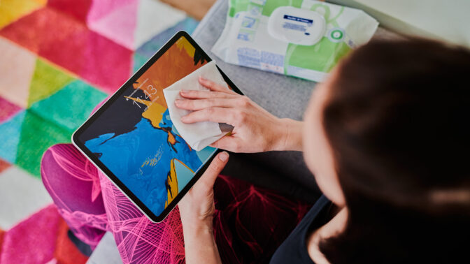 Půjčujete mobil dítěti? Nezapomínejte ho pravidelně dezinfikovat