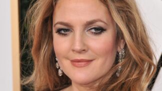 Lepší než botox! Drew Barrymore odhalila snadný fígl s tužkou na oči, který pozvedne povislá víčka