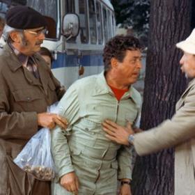 Snímek ze seriálu Chalupáři, vlevo Jiří Sovák jako Evžen Huml.