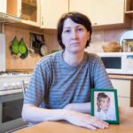 Natálie Chardymová s fotografií své dcery Olgy, která byla nalezena mezi mumiemi podivína Moskvina.