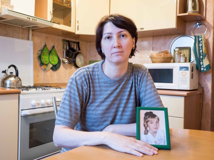 Natálie Chardymová s fotografií své dcery Olgy, která byla nalezena mezi mumiemi podivína Moskvina.