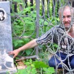 Anatoly Moskvin byl už od útlého věku fanouškem hřbitovů. Později spával na hrobech a začal unášet těla mrtvých dívek...