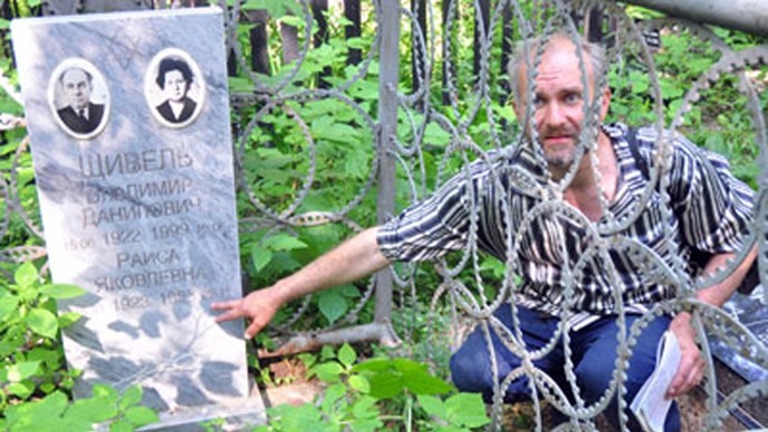 Anatoly Moskvin byl už od útlého věku fanouškem hřbitovů. Později spával na hrobech a začal unášet těla mrtvých dívek...