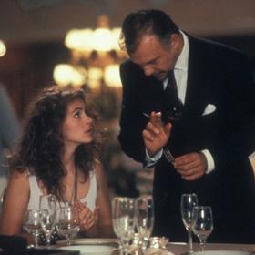 Julia Roberts se, díky režisérově ženě, která pracovala na klinice pro lidi v nouzi, seznámila se skutečnými prostitutkami. Mohla tak od nich načerpat inspiraci pro svou postavu.