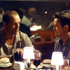 Bruce Willis měl údajně svého kolegu Matthewa Perryho dlouho přemlouvat k tomu, aby si ve filmu vůbec zahrál. 