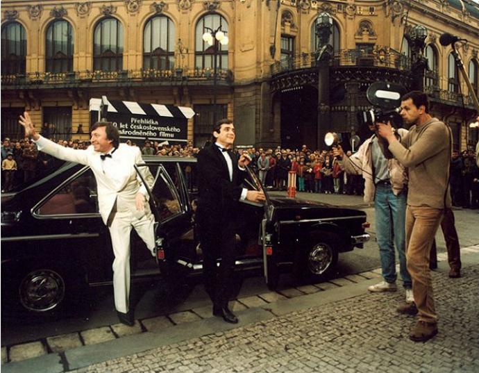 Velká filmová loupež: Jiří Lábus a Oldřich Kaiser mají převzít cenu japonské televize. Do cesty se jim však připletou gangsteři, kteří hodlají uloupit jeden převratný vynález. 