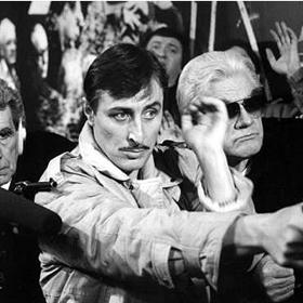 Velká filmová loupež vznikla díky nápadu soudruhů z Barrandova, kteří chtěli jako kulisu využít nákladnou filmovou výstavu k čtyřicátému výročí znárodněné československé kinematografie v paláci U Hybernů.