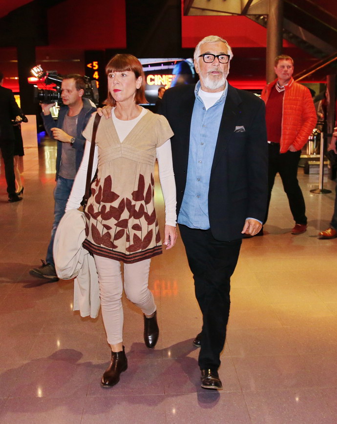 Na premiéru filmu Spectre v listopadu 2015 si vybrala pohodlný, přitom velmi lichotivý outfit.