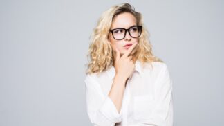 Františka (45): Při stěhování jsem v manželově šuplíku našla fotku neznámé ženy. Šokovalo mě, kdo to je