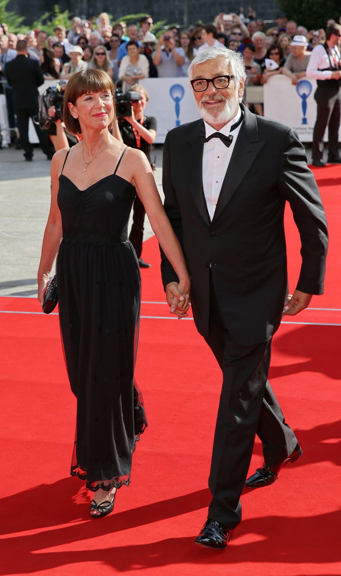 Zakončení karlovarského filmového festivalu v témže roce a Andreiny černé šaty do půli lýtek s typicky odhalenými rameny.