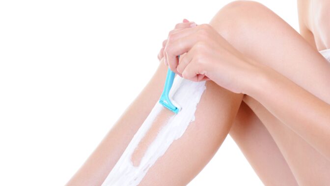 Hladce oholené nohy za 30 vteřin? Jednoduchý trik vám ukáže, jak na to