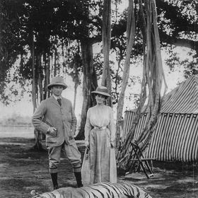 Počátkem dvacátého století měl v Nepálu řádit tygr jménem Champawat, jenž měl usmrtit až 400 lidí. Nebezpečného vraha z říše zvířat měl pak skolit plukovník James Corbett.