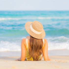 JSOU SKVĚLÝMI PARŤÁKY NA DOVOLENOU: Kozorozi čerpají energii ze sluníčka, na jejich náladu, formu a úspěšnost dne má vliv počasí. Vzhledem k tomu, že milují léto, jsou Kozorozi skvělými společníky na výlety nebo dovolenou.