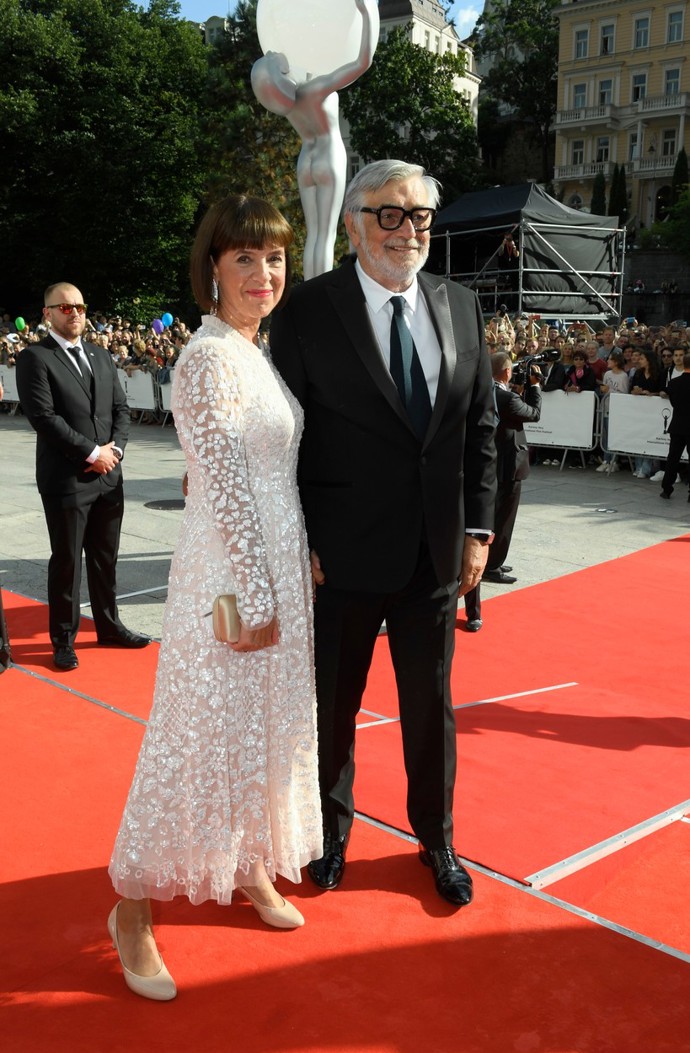 Na zahájení 55. ročníku filmového festivalu v Karlových Varech zazářila Andrea v těchto bílých šatech.
