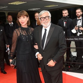 Vedle nešlápla ani na závěrečném ceremoniálu, kde se zaskvěla v černé tylové róbě.