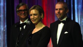 6 největších skandálů z Karlových Varů: Od Renée Zellweger bez garderoby až po Jiřího Menzela s rákoskou