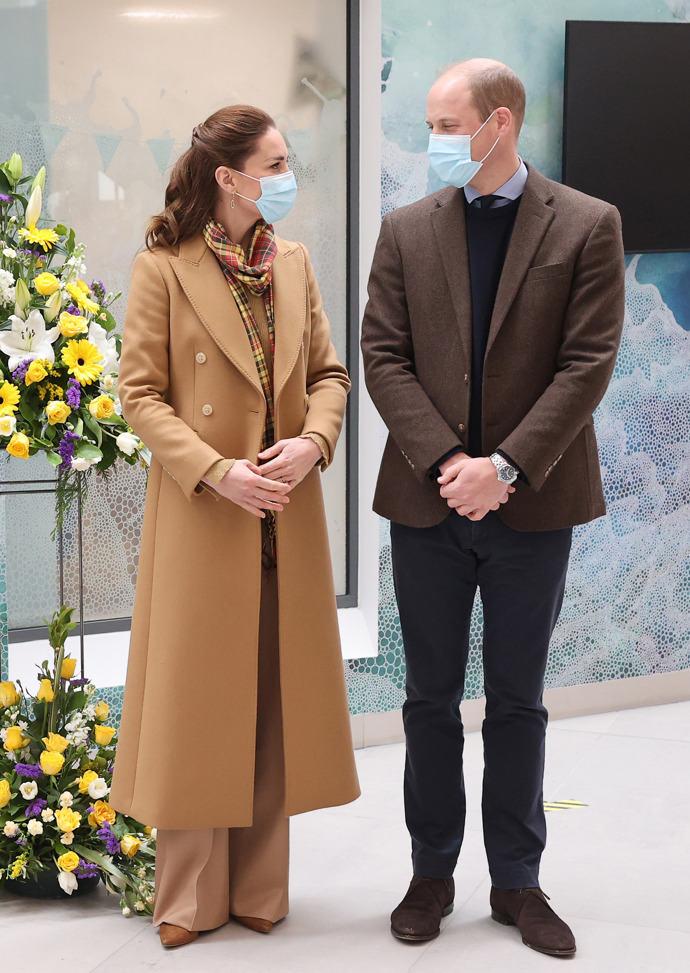 Stálicí v šatníku Kate Middleton je rovněž tento dlouhý velbloudí kabát značky Massimo Dutti. Vévodkyně ho v poslední době měla na sobě nejméně při dvou oficiálních příležitostech.