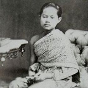 Kvůli nesmyslnému pravidlu, které pod pohrůžkou smrti zakazovalo obyčejným lidem dotýkat se šlechty, však královně nikdo nepomohl. Utopila se.