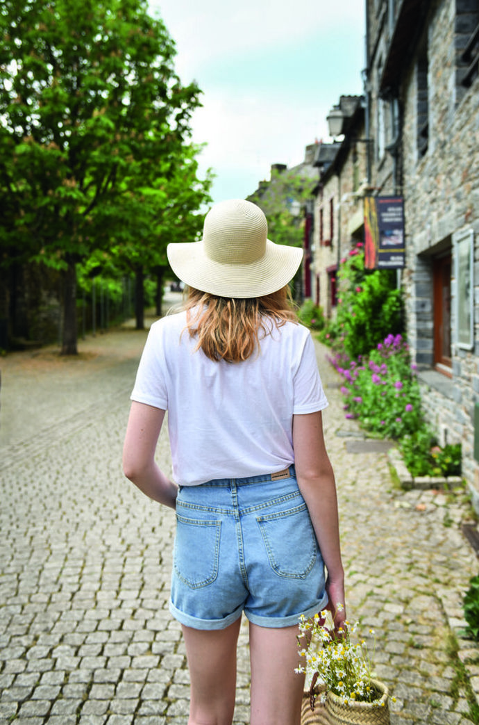 Jeunne femme à La Gacilly.