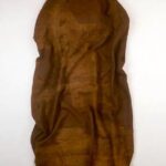 Obaleno bylo ve vlněném plášti a okolo krku mělo omotaný pásek, což může značit rituální vraždu.