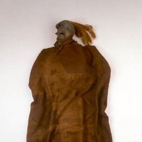 Obaleno bylo ve vlněném plášti a okolo krku mělo omotaný pásek, což může značit rituální vraždu.