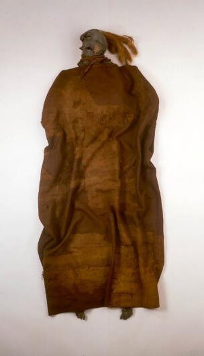 Obaleno bylo ve vlněném plášti a okolo krku mělo omotaný pásek, což může značit rituální vraždu.