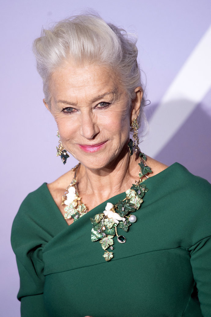 Helen se při stylingu vlasů nedrží při zemi. Vedle šikmých ofin a různých bobů si troufne i vyfoukat vlasy do výšky a je všechno, jen ne nudná.