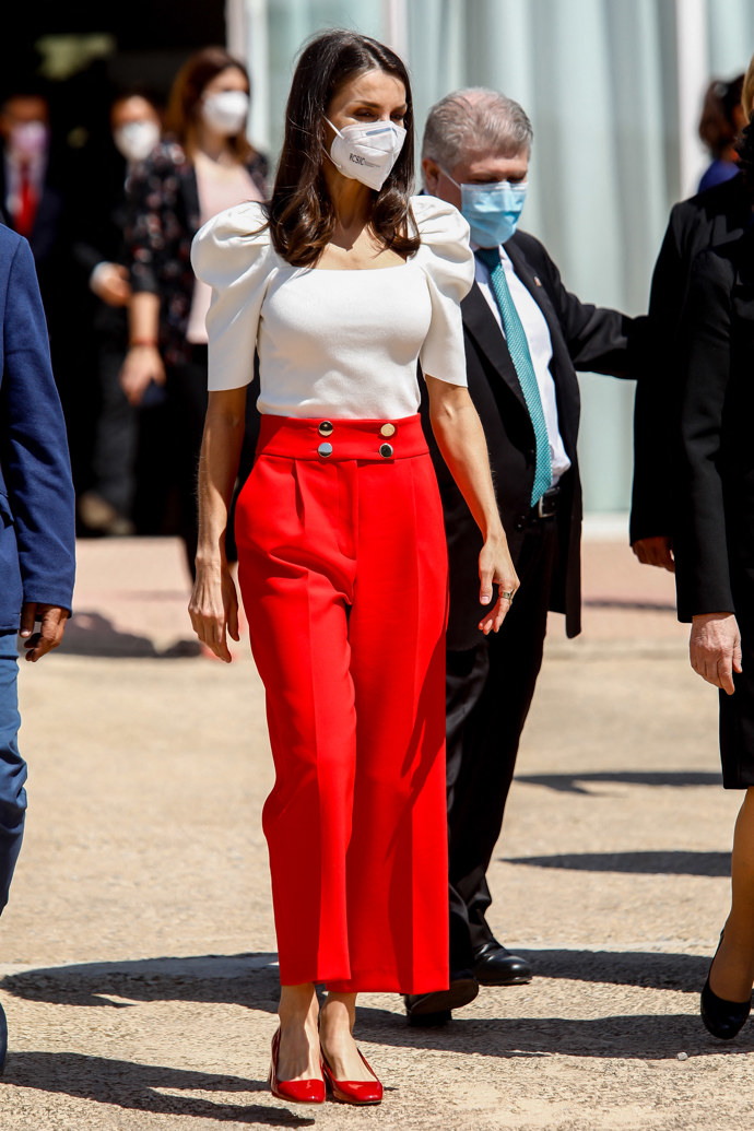 Top Uterqüe za 2400 Kč, kalhoty a boty stejné značky.