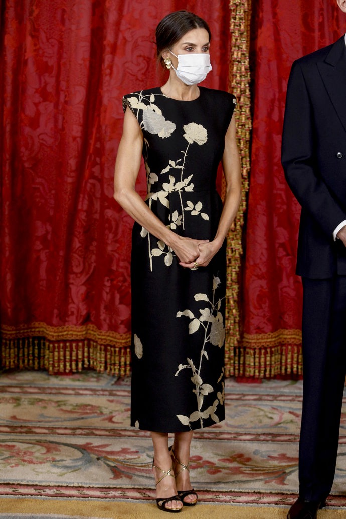 Další stálice v šatníku španělské královny, šaty Dries Van Noten. Boty Magrit, náušnice Helena Nicolau.