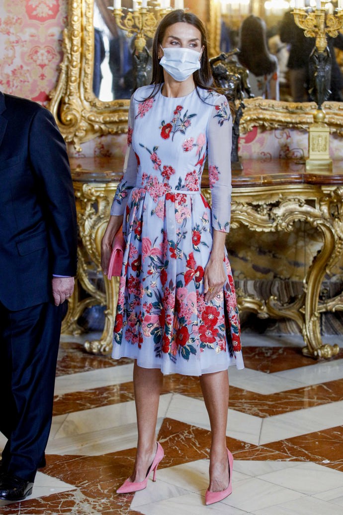 Šaty Carolina Herrera, které vynesla letos i roku 2017, boty a kabelka Magrit.