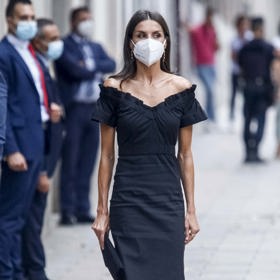 Šaty Maria Malo 3300 korun, kabelka Magrit, boty Carolina Herrera, náušnice Tous.
