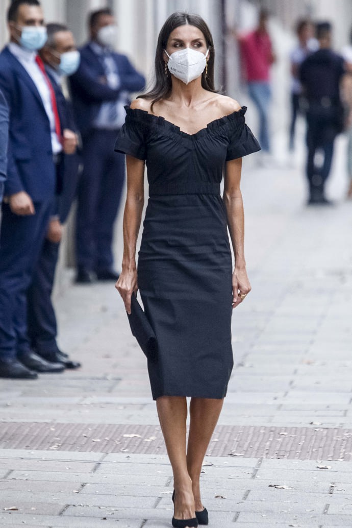 Šaty Maria Malo 3300 korun, kabelka Magrit, boty Carolina Herrera, náušnice Tous.
