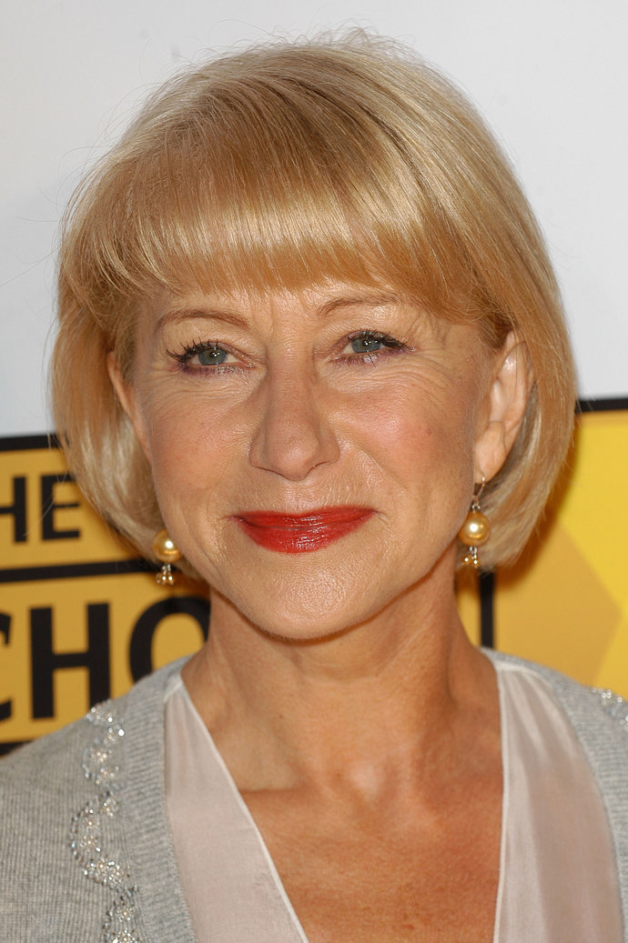 Nejen šikmá ofina, ale i ta rovná Helen sluší. Zde jí hladký účes elegantně rámuje obličej.