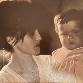 Pavlína Mourková v náručí své maminky