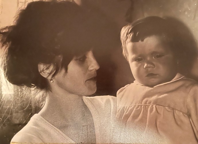 Pavlína Mourková v náručí své maminky