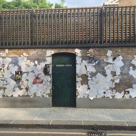 Garden Lodge - poslední domov Freddieho Mercuryho. Dnes je z něj svatyně pro fanoušky.