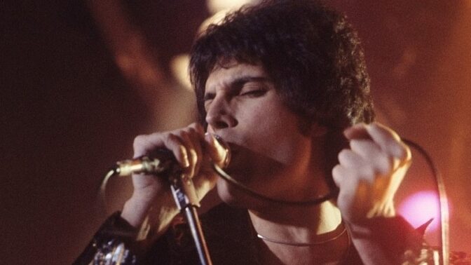 75 let od narození Freddieho Mercuryho: Čím děsil své rodiče a proč rád zpíval nahý?