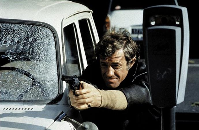 Strach nad městem se někdy točil i v běžném pařížském provozu, třeba když Jean-Paul Belmondo naskakuje na okno autobusu.