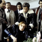 Došlo i na zranění. Jean-Paul Belmondo si probodl kusem železa ruku a propadl skleněnou výplní. 