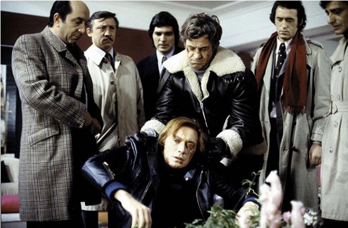 Došlo i na zranění. Jean-Paul Belmondo si probodl kusem železa ruku a propadl skleněnou výplní. 